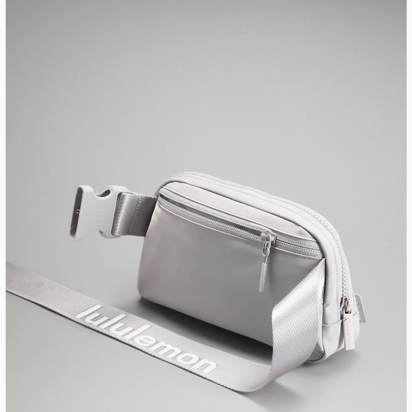 Lululemon everywhere belt bag 1L silver drop word mark - Picture 3 of 14